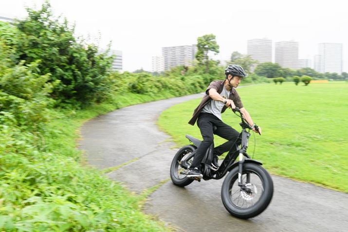 Xs[hȂoċȂĂ݂ĂAt[˂悤Ȋo͂܂ȂB̌`̃t[ŁAقǂ̍͂I