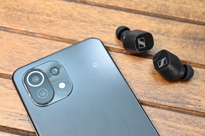 AdaptiveR[fbNΉ̃X}[gtHƑgݍ킹āuCX Plus True Wirelessv̎s