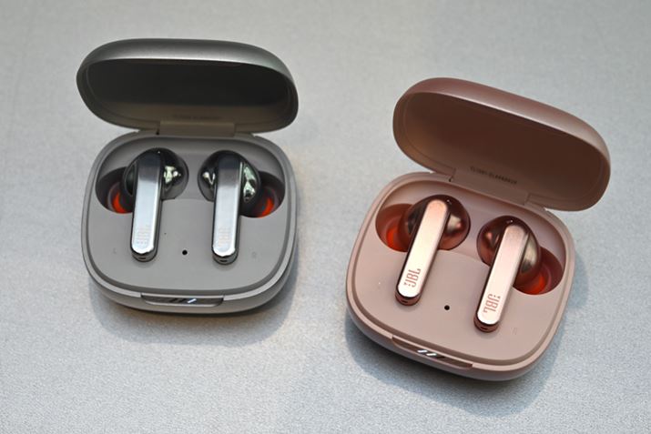 uLIVE PRO+ TWSv̐VFN[iʐ^jƃ[YS[hiEj