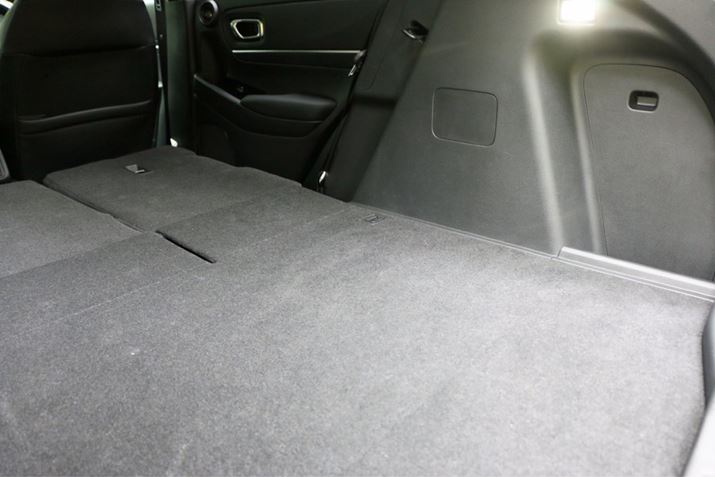 _Cu_E\ɂAȂɋ߂ʂłBSUṼQbWXy[X͑OɌčȂX΂̂̂AF[͂قڃtbgB܂Aヂf́AAV[gwʂƃQbWXy[XɎ኱̊px̂AV^͂pxقڂȂȂA^CnEX̒oጸꂽ