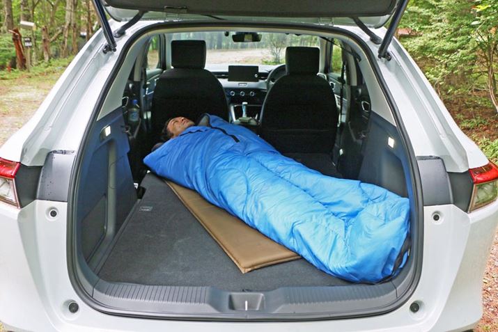 Lvp̃}bg~āAQ܂ɓĎԒ̂M҂̊{X^CBRȂAۂɐQ鎞̓Anb`߂Ă