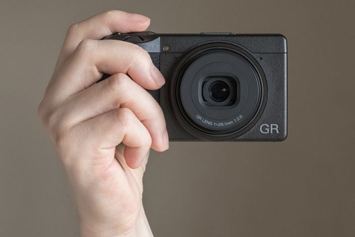 GR IIIƂقړƂȂAdʖ262giobe[ASD[J[h܂ށj̏^Eyʃ{fBBGR IIIƓlA{fB̑fނɂ͍ȃ}OlVE̗pĂ