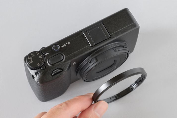 OLbvȂтɃYA_v^[t镔̌`GR IIIƂ͈قȂĂBGR IIIxɂ͐p̃YA_v^[uGA-2vpӂĂÃA_v^[gƂŁA35mmZŏœ_75mm̉pAGR IIIxp̃eRo[WYuGT-2vJɑ邱Ƃł