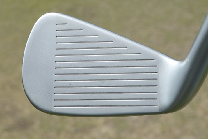 tF[X̑fނɂ̓N[uf|̗pBtF[X̃~XɋȂL^ŒbA7Ԃ1.5mmƂAe[[ChjŔ̃tF[XĂ܂