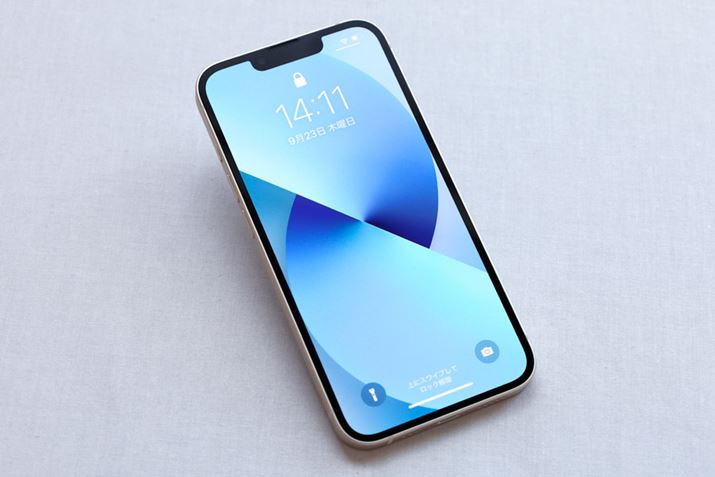 6.1C`̃fBXvC𓋍ڂiPhone 13B{̂̕ƍiPhone 12ƓB7.65mmiPhone 120.25mmBdʂ173giPhone 1211gBiPhone 13 ProƓAƏd̃Abv͎ɃJ{obe[Ǝv