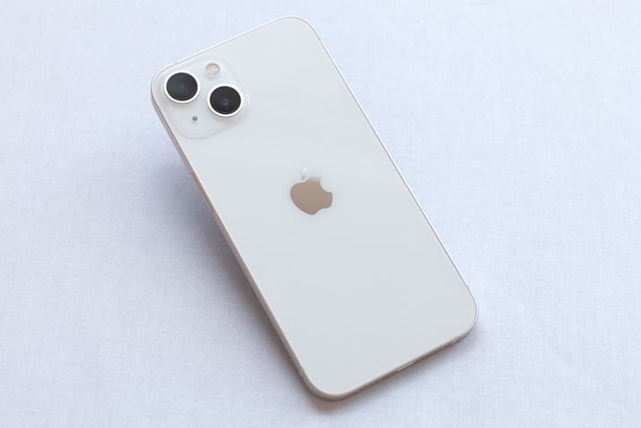 X^[CgfBiPhone 13ɂ̓zCgȂÃX^[CgfBt[̐F̓Vo[