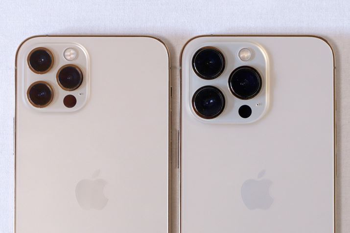 iPhone 12 ProAEiPhone 13 ProBiPhone 12 Proł͉̔ȉɎ܂ĂgvJAiPhone 13 Proł͔ȏ̑傫