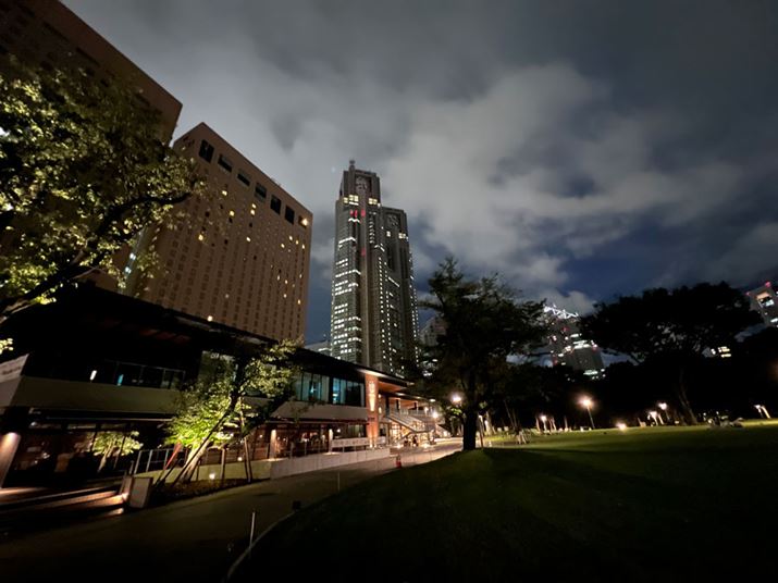 iPhone 13 Pro̒LpJBilF1.8Ɩ邭ȂĂ