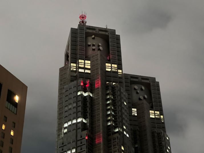 iPhone 12 Pro̖]JŎBeBœ_77mmɐLтƂŁA̔ʑ̂傫؂B邱Ƃł悤ɂȂBœ_LтeōilF2.8ƈÂ͂ȂĂ邪A\邢Ɗ