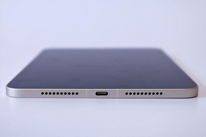 OC^[tFCXLightningł͂ȂUSB-C𓋍ځBwbhzo͓͂ڂȂBXs[J[͉ɃXeIōĐ悤ɁA{̏㉺ɓڂĂ