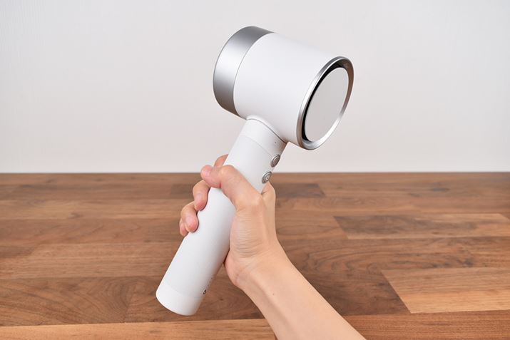 dR[ht̃nCp[f̔؂łApi\jbNuimPA EH-NA0Ev̏dʂ580gA_C\uDyson Supersonic Ionic HD03 ULFv697gȂ̂ŁAZuvi Haloobe[Ȃdʂ630gɗ}ꂽ̂́AI