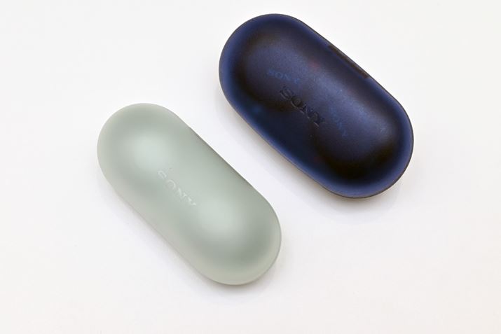 uWF-C500v̐pP[Xiʐ^jƁuWF-XB700v̐pP[Xiʐ^EjׂƂB^A^т֗ɂȂ