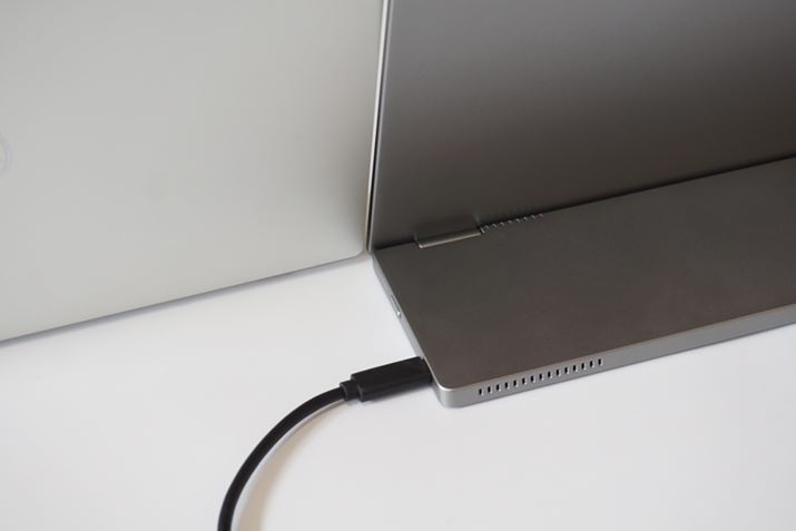 ŋ߂̃oCm[ǵAUSB Type-C|[g1A2Ȃf邪AC1422H͂̃fƂ̑BXPS 13 OLEDThunderbolt 4|[g×2̃fȂ̂ŁAӋ@ڑȂłAXPS 13 OLEDC1422HoRŏ[dł