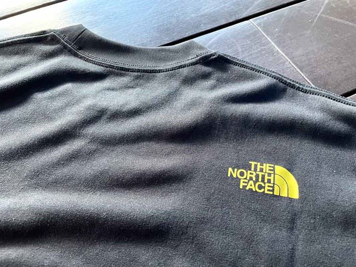 wʂ̉Eɂ́AuTHE NORTH FACEvSvgĂ