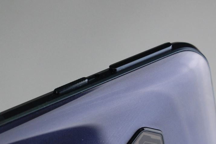 ʒuɂꍇ̖{̏㕔ẼR[i[t߂LR̕{^ĂB̃{^́Aʏ͓Ɋi[ĂA{^XCh邱ƂłオƂ@\