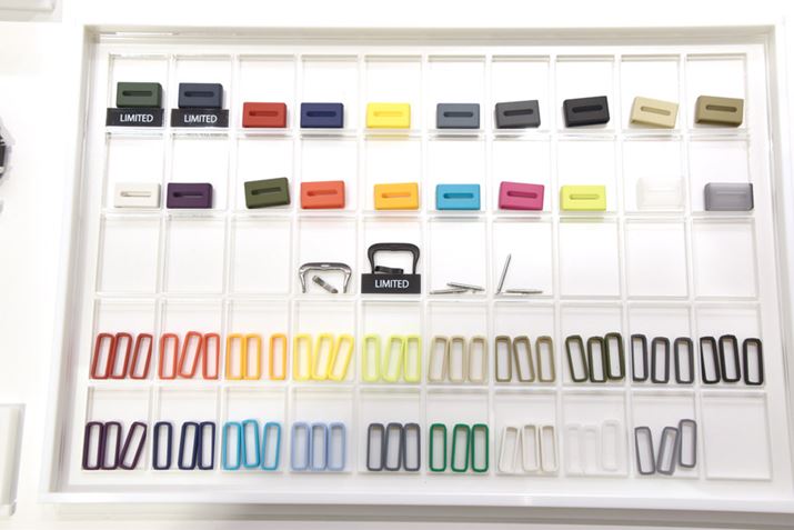 2iAVOV̃J[CAbvB3iڂɕł̂A2ނ̔iobNjBJ[́AubNIP{ĂB2igvV̃JoŁA㒆ꂼōDȃJ[Iׂ