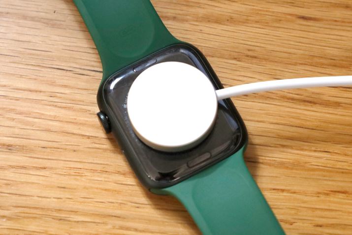 Apple Watch Series 7ɂ͏[dpUSB-CP[utB傫͕ςĂȂAnEWOA~jEɕύXĂ