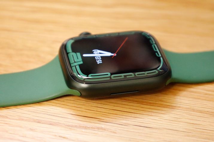 OʃNX^EhĂAP[XƂ̋ڂŏɗ}ĂBwŐGApple Watch Series 6Ƃ̈Ⴂ͂ɂ킩BO[A~jEP[X͎ʐ^Ō_[Nn̗ΐF
