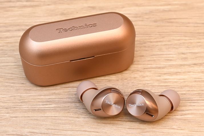 uEAH-AZ40v̓RpNgȃfUCBʐ^̃[YS[ĥقAubNAVo[̑S3F̃J[oG[VpӂĂ