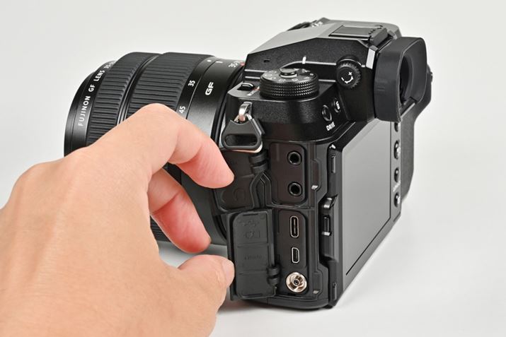 ʂɁA}CN[qAwbhz[qAUSB Type-C (USB3.2 Gen1x1)AHDMI}CN[q (Type D)AVN^[~i𑕔BUSB[q͓dIł̋dɂΉĂ