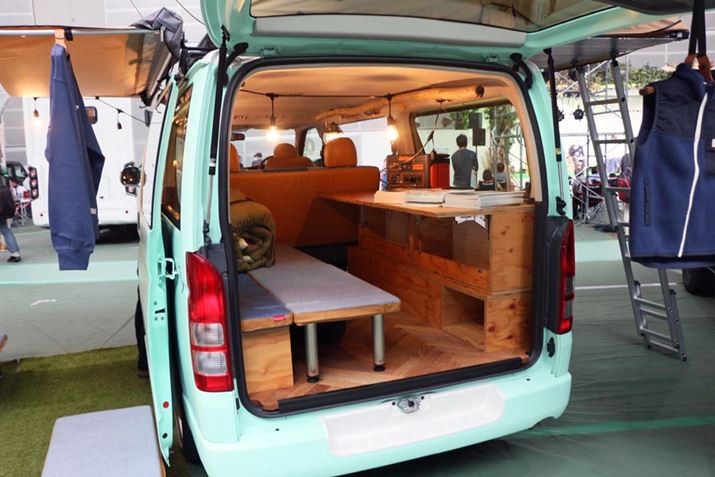 ̓I[Nނ𑽗pAʂ̓w{[ɁBxbhɂ\t@ƃe[uɂȂLbg𑕒Ă