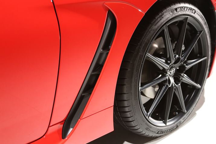 V^uGR86vuBRZv֐Vɐ݂ꂽuGAAEgbgvBzC[ӂɔ闐C}邱ƂɂāAc萫コĂ