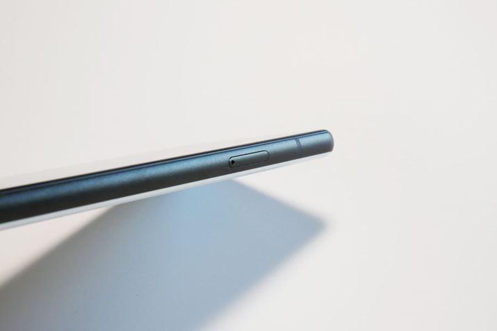 uPixel 6v̓tbgȃfBXvC̗p