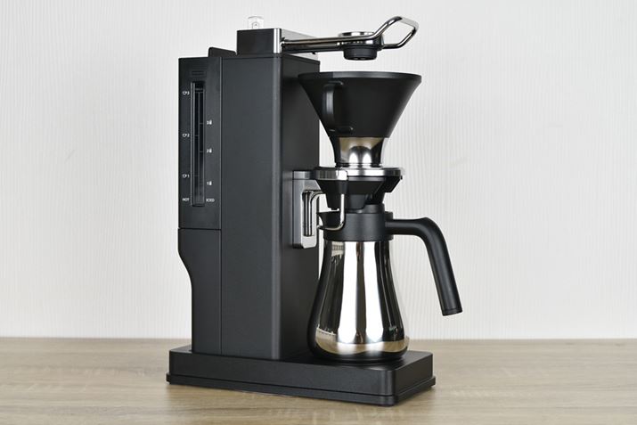 水を入れるタンク、コーヒー粉をセットするドリッパー、そして抽出したコーヒーを溜めるサーバーという構造は一般的なドリップ式コーヒーメーカーと変わらない