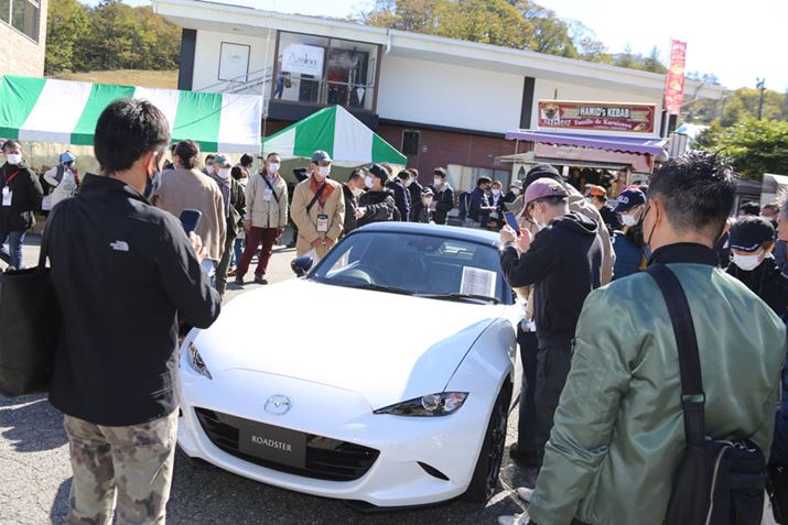 CxgI܂ŁA̗҂u990Sv邽߂ɏW܂lC𔎂Ă