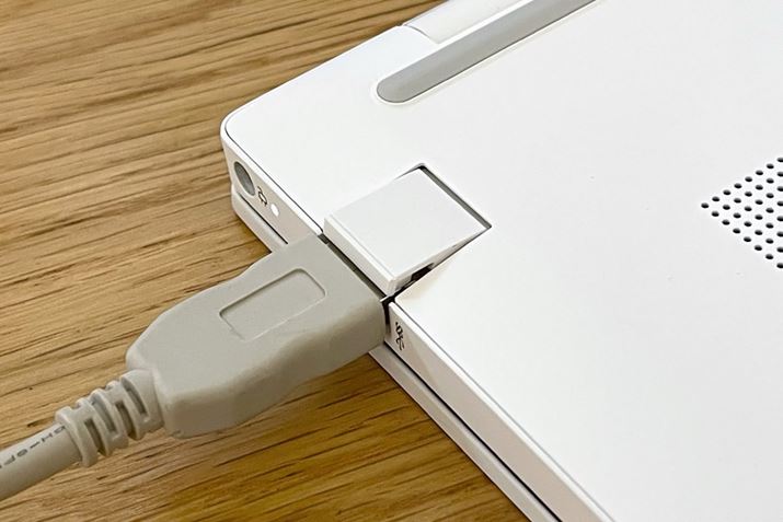 USB Type-A|[g͉̃cJăP[uڑBd݌vA@}ƂɁAcJȂƂȂ̂ʓ|