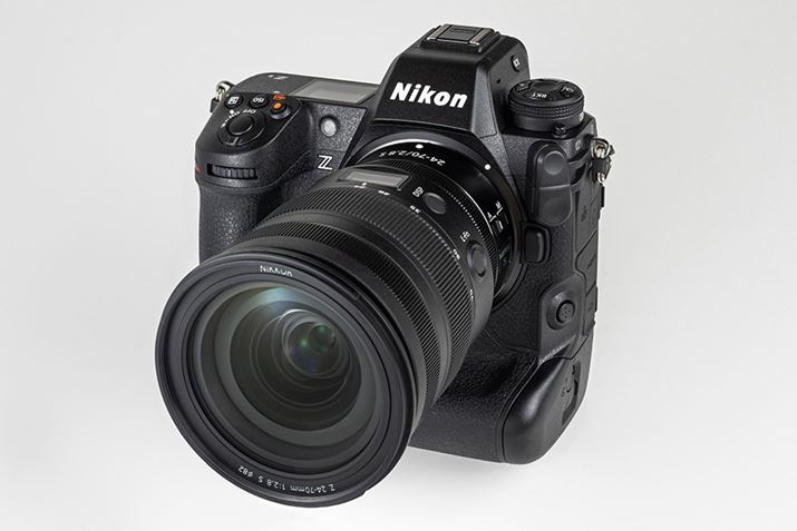 tbOVbvf炵AcʒuObv̌^{fB̗pZ 9iĂ郌Y͍iJF2.8ʂ̕WY[YuNIKKOR Z 24-70mm f/2.8 SvjB{̃TCY͖149ij×149.5ij×90.5isjmmŁAdʂ͖1340giobe[у[J[h܂ށA{fB[LbvAANZT[V[Jo[jBD6ƔׂƑ̐ςŖ20̏^Ă