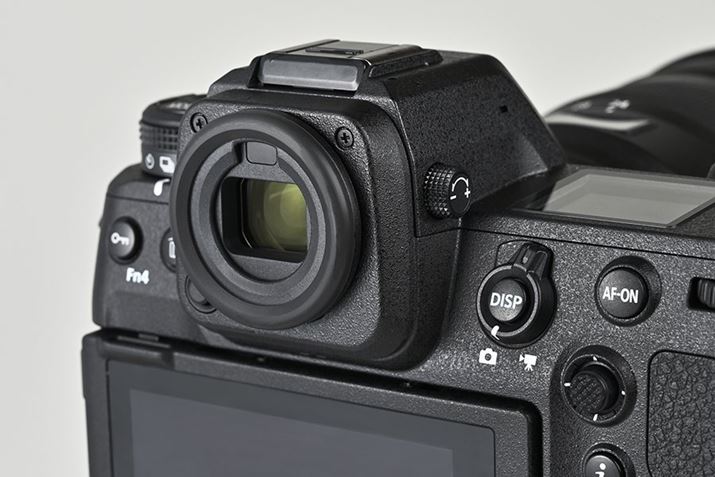 ��369���h�b�g�^�{����0.8�{��EVF�𓋍ځB�A�C�|�C���g��23mm�B��ɔ�ʑ̂̓������\���E�X�V�����uReal-Live Viewfinder�v���������Ă���̂��������B�ی^�A�C�s�[�X���̗p���Ă���̂��|�C���g