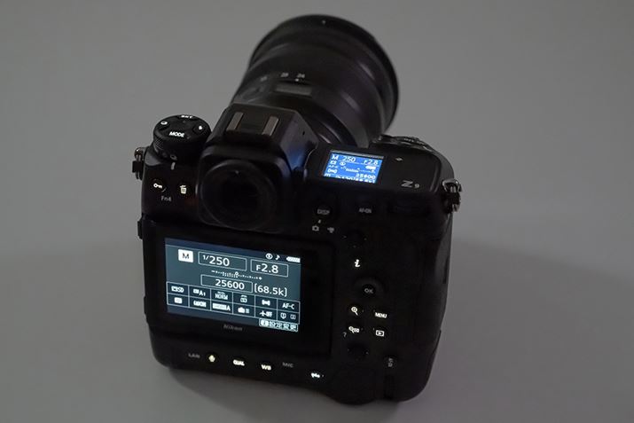 ��v�ȃ{�^���ɂ͈Ï��ł̎��F�������߂�C���~�l�[�^�[��������Ă���B���̉摜�ł͕\�����Ă��Ȃ����A���j�^�[�͖��邳��}�����ԐF�ŕ\�����邱�Ƃ��\��