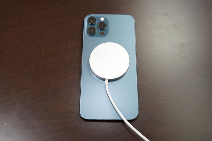 iPhone̔wʂɁA΂ŏ[dp`bƂ邾Łcc