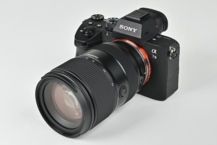 OfƓ̃RpNgȋBtB^[áAق̃^E}EgY̑Ƌʂ67mm