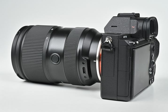 葤ɁAe@\蓖ĂtH[JXZbg{^ƁAPCڑp̃RlN^[|[giUSB-C[qj𓋍ځBʔIvVƂāAUSB Type-A to Type-C`USBP[uTAMRON Connection Cablepӂ