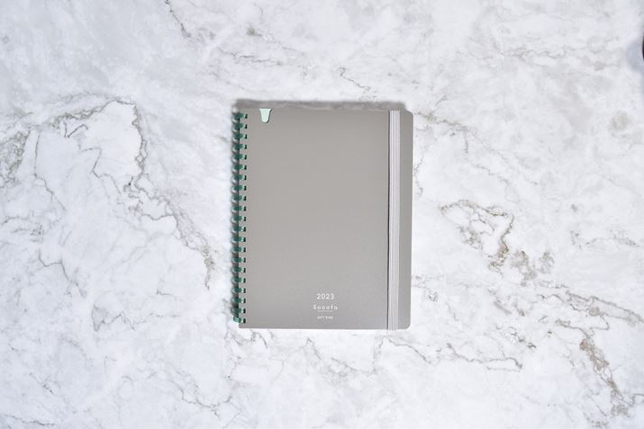 ySPECzȃtH[}bgFԃubNTCYFB6ό^i140×c182mmj\̃JoFEH[O[iʐ^jAO[ACgu[AsN1,540~