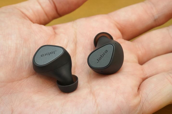 uElite 7 ProṽfUCɎĂ邪኱`󂪈قȂ