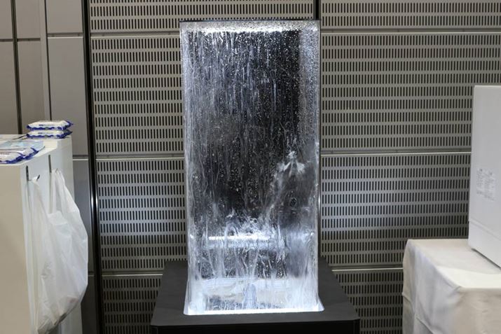 H@̌ɓɂ̓mYĂA2mɂB鋭͂Ȑ˂Ă܂