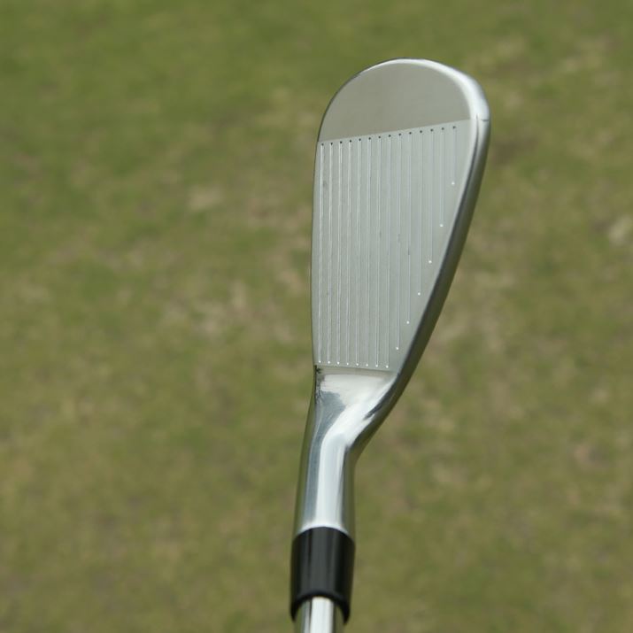 X-FORGED STARE#9<br>ǂ̔Ԏu[h߂ŁAi̍d݌vɂȂĂ܂Bgbvu[h͂┖߂ŃV[vȈۂ܂AKxȃO[XlbNƒ߂̃u[hɂăvbV[܂