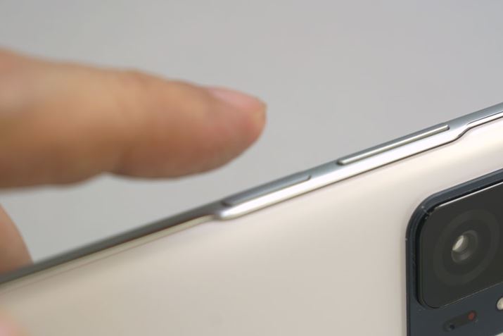 {fBEʂɁAd{^̂̎wF؃ZT[𓋍ڂBwF؂͑xxǍD