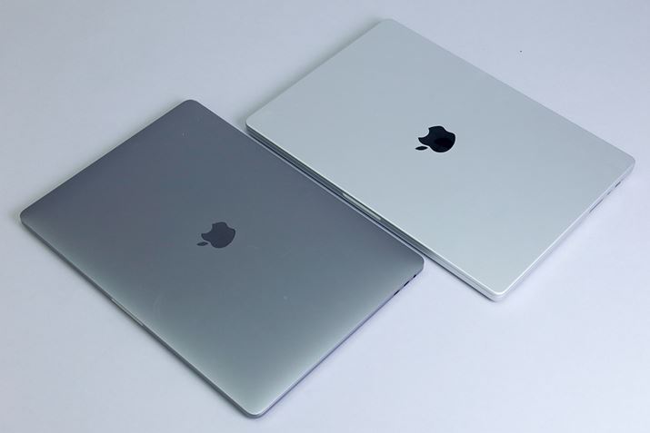 15C`MacBook Proi2018jƔׂƁAV^16C`MacBook Pro͓VŁAeR[i[pĂ܂