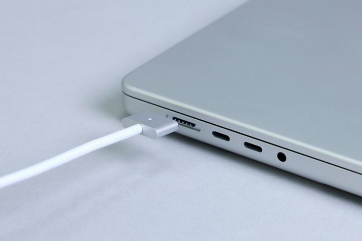 vԂMagSafe|[ggĂ݂܂AȂɔɂȂƊقǁAƌŒ肳Ă܂B΂߉܂͎΂ߏɂƂ炷ƊȒPɎ܂