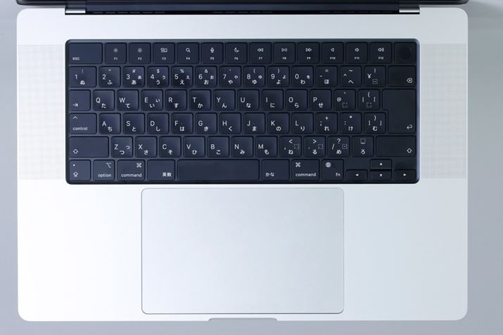 16C`MacBook Pro̐VL[{[h̓tnCg̃t@NVL[uMagic KeyboardvBڍׂ͕słAł͏]16C`MacBook ProƓVU[\Ǝv܂