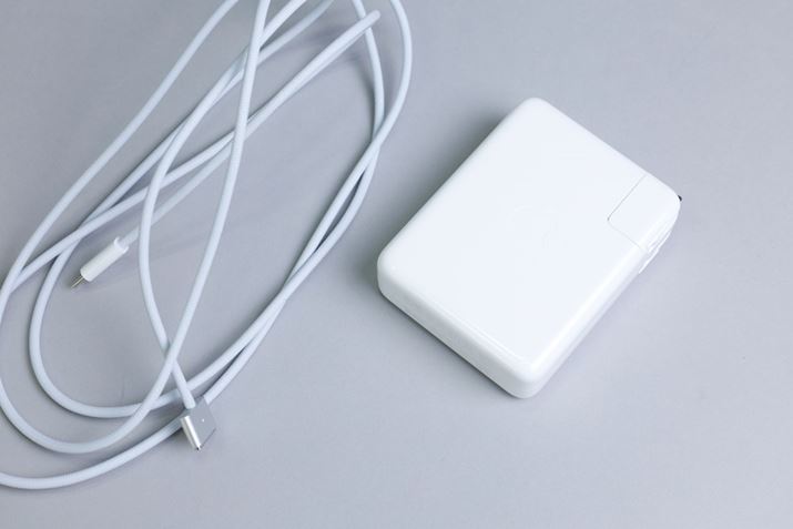 P[uM1ڂ́u24C`iMacv̓dP[û悤ɕzŕĂA˂ꂽ肩܂肵ɂBdA_v^[͑傫߂ł