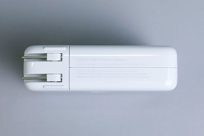 140W USB-CdA_v^[B莝̓dA_v^[i45Wjł͏[d͂ł܂AThunderbolt 4oRŏ[dۂ̓A_v^[IтɋCƂ