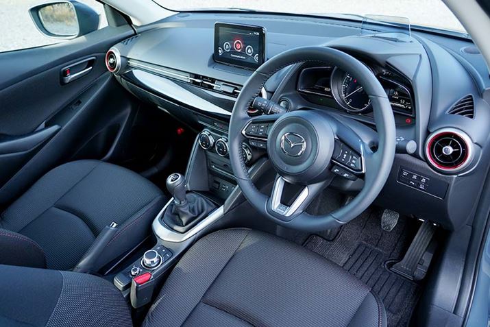 ̊{fUCق̃}c_ԂƋʂ́BRpNgJ[ƂĕŝȂ܂B^]X|[cJ[IBXeAOVtgƂ̈ʒu֌WǍDłBV[g̑Ԃ͋