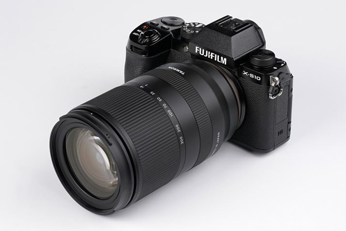 u18-300mm F/3.5-6.3 Di III-A VC VXDv̕xmtCX}EgpAPS-C~[XuX-S10vɑC[W