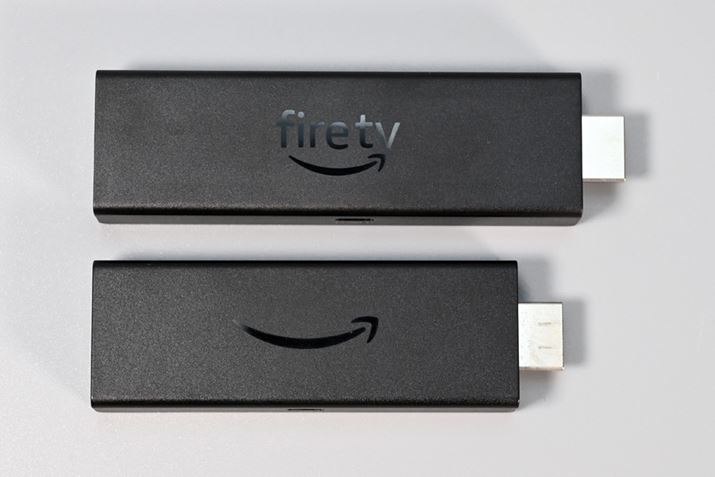 uFire TV StickvƁuFire TV Stick 4K Maxv̑傫ׂƂB{̃TCY̏ȁuFire TV Stickv́AM₷悤