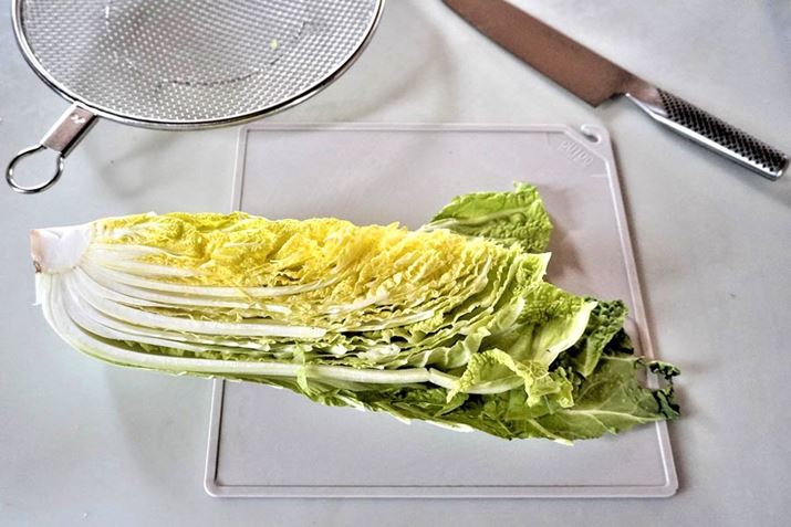 Oq̃T}A؁A卪Ƃ߂̐Hނ͂͂ݏoĂ܂܂